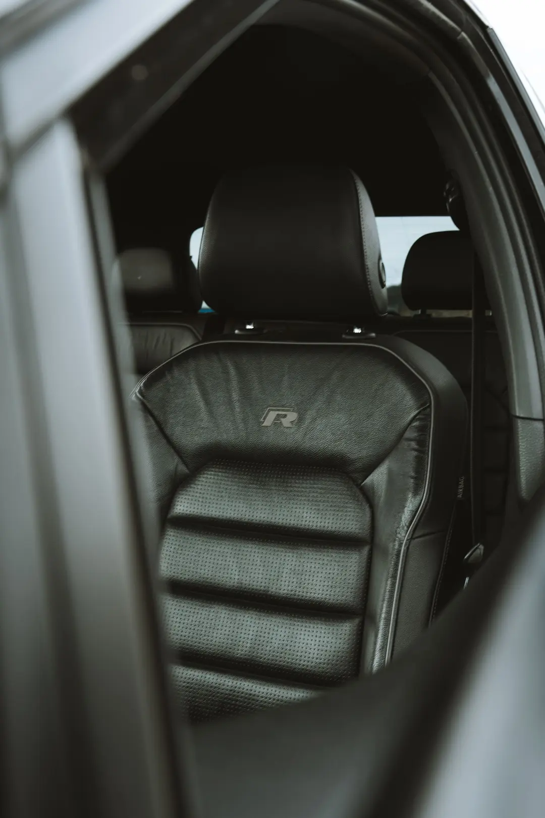 Interior de Volkswagen com bancos de couro pretos (imagem ilustrativa)