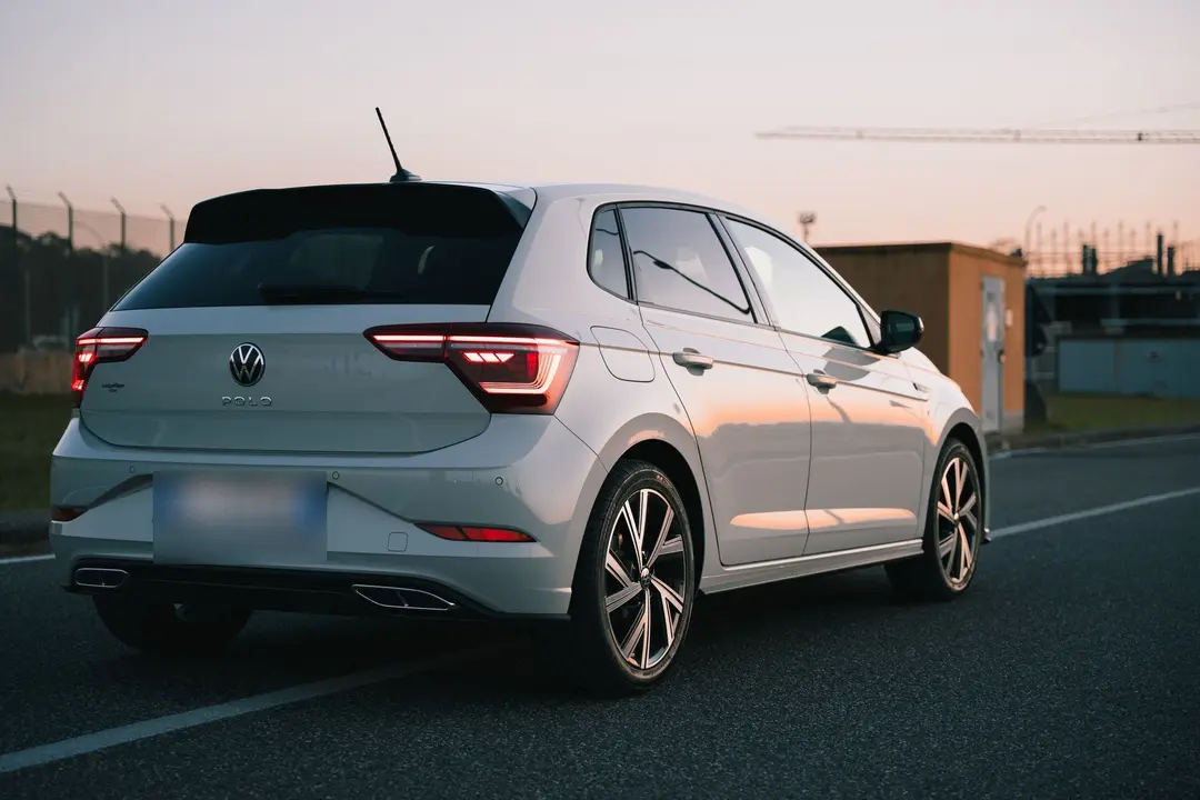 VW Polo em rodovia ao entardecer (imagem ilustrativa do modelo)